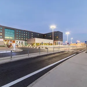 4* מלון Courtyard By Marriott Airport